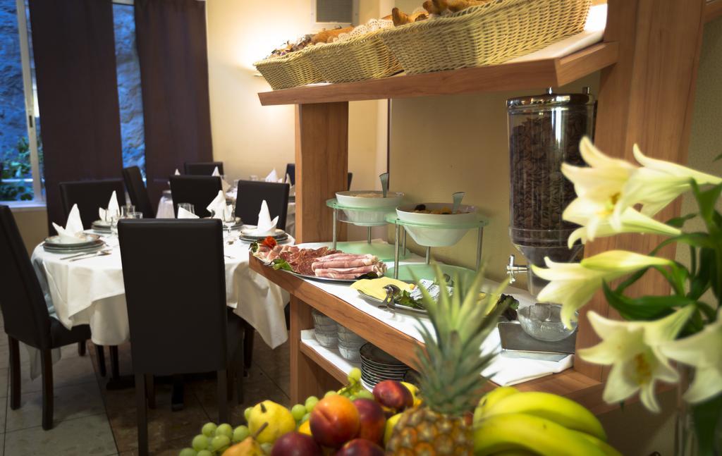 Hotel America Lourdes Bagian luar foto